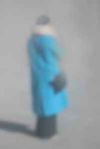 Frau im blauen Mantel